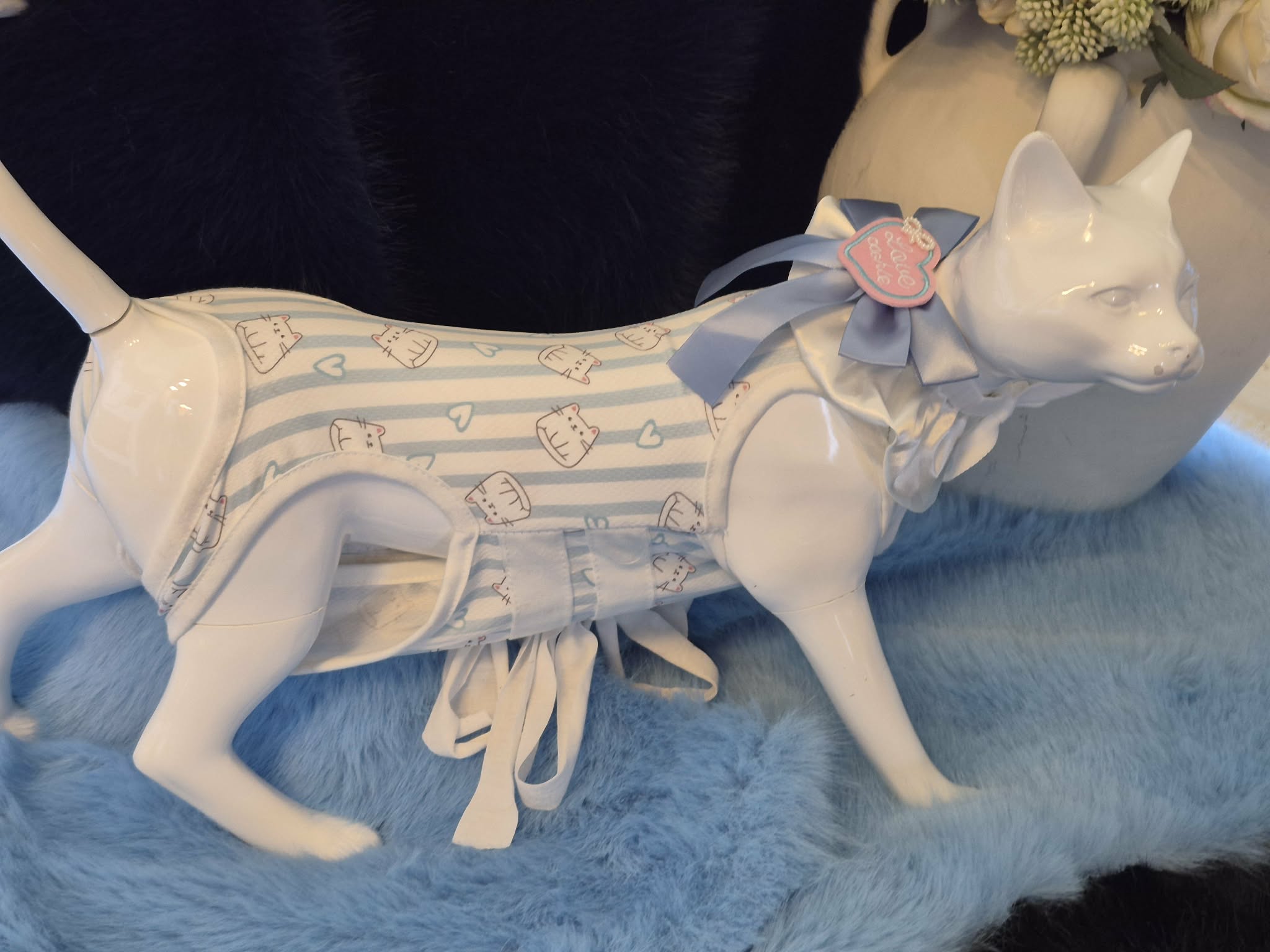 Pyjama de stérilisation bleu pour chien et chat avec motif délicat, conçu pour protéger la zone opérée après une chirurgie ou une stérilisation.