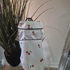 Pyjama satiné blanc à motif de cerises pour chats Sphynx et petits chiens, léger et confortable pour l'été.